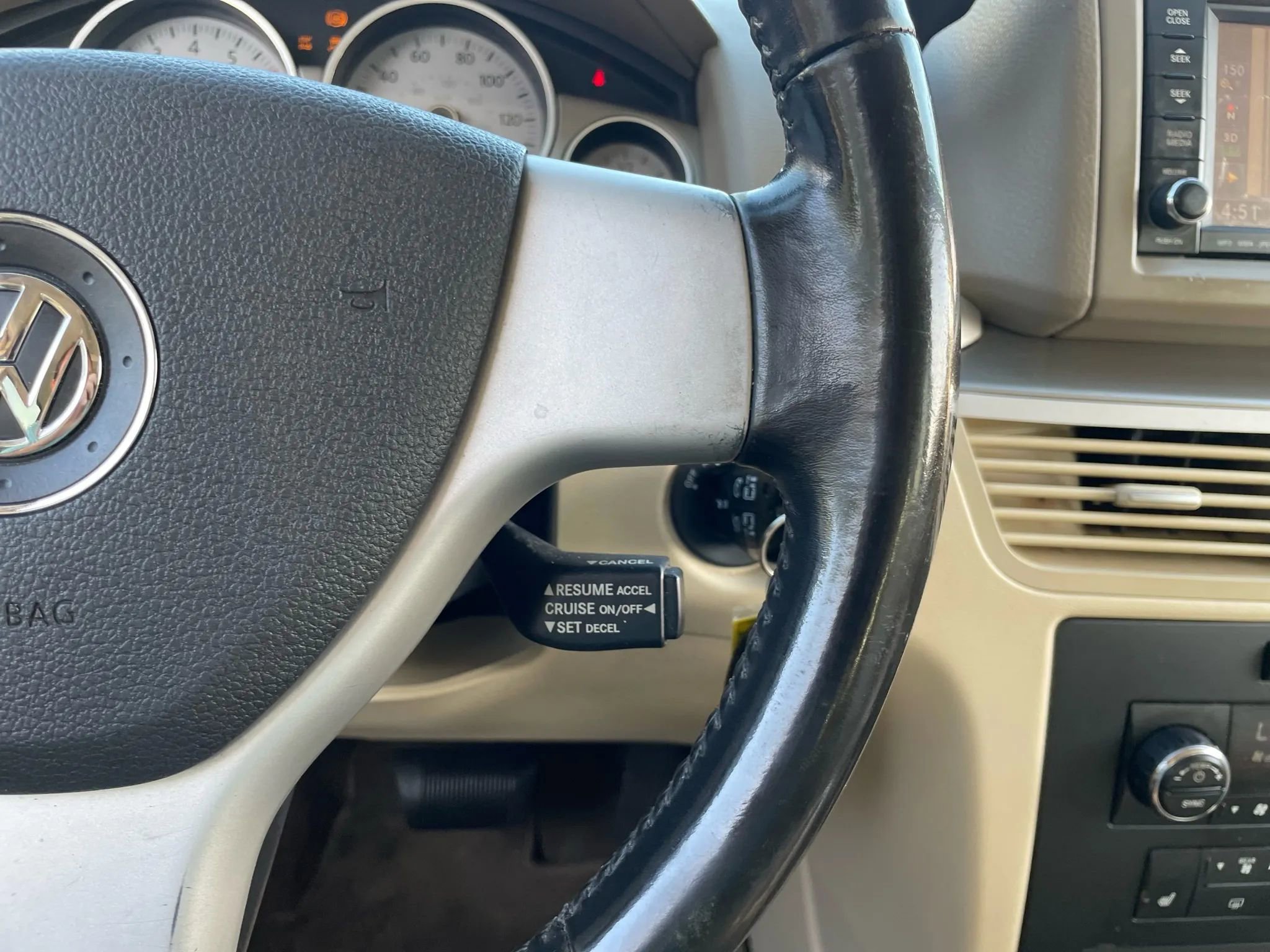 Used 2010 Volkswagen Routan SEL image 19