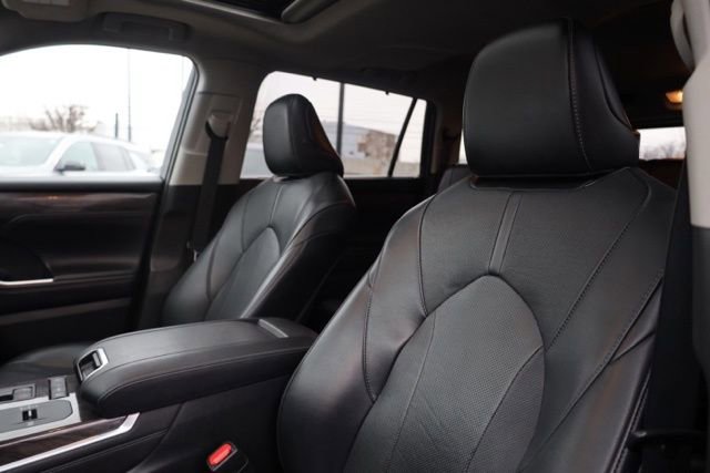 Used 2022 Toyota Highlander Limited image 19