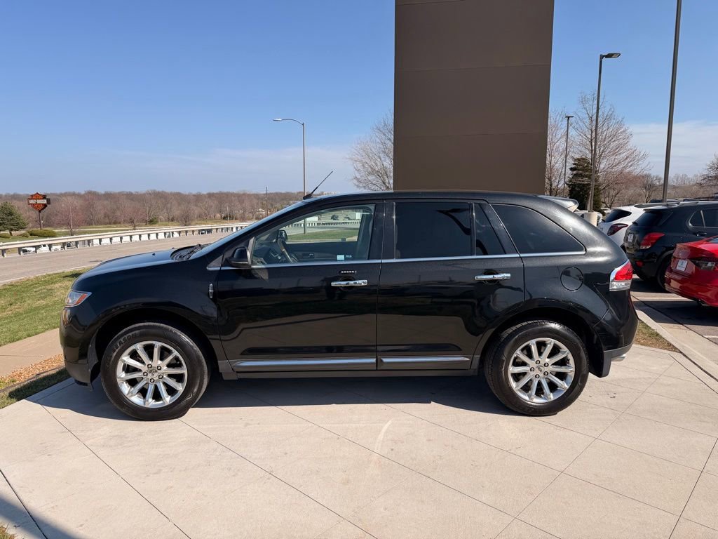 Used 2013 Lincoln MKX FWD image 2