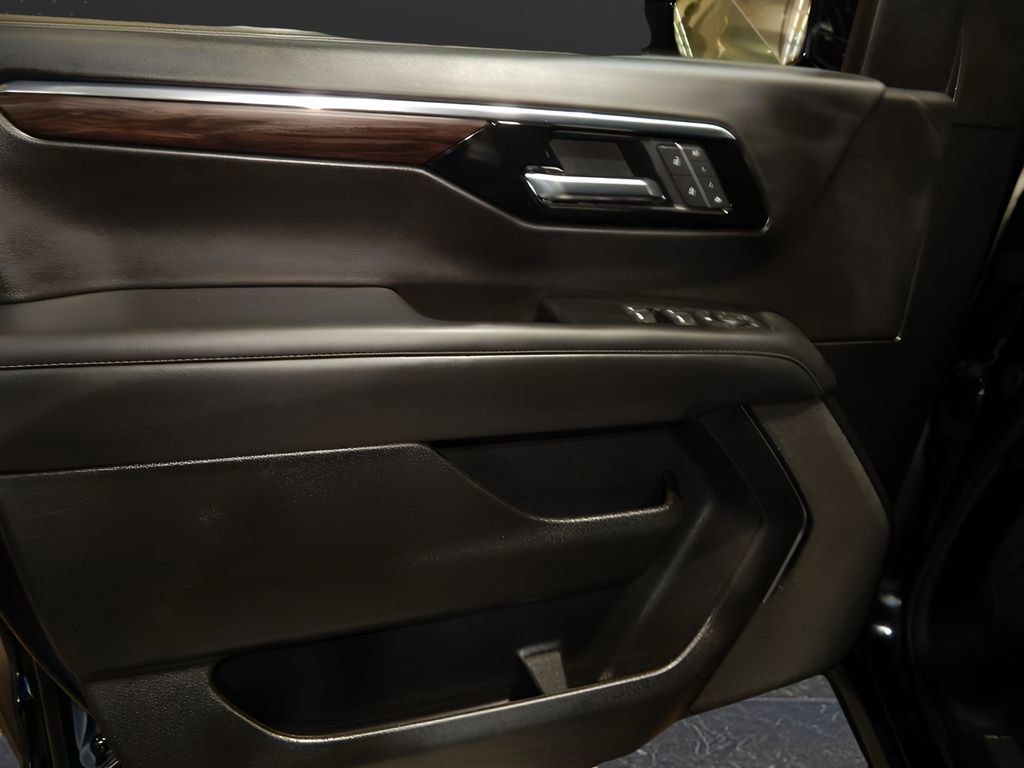 Used 2025 Chevrolet Suburban Z71 AWD/4WD image 13