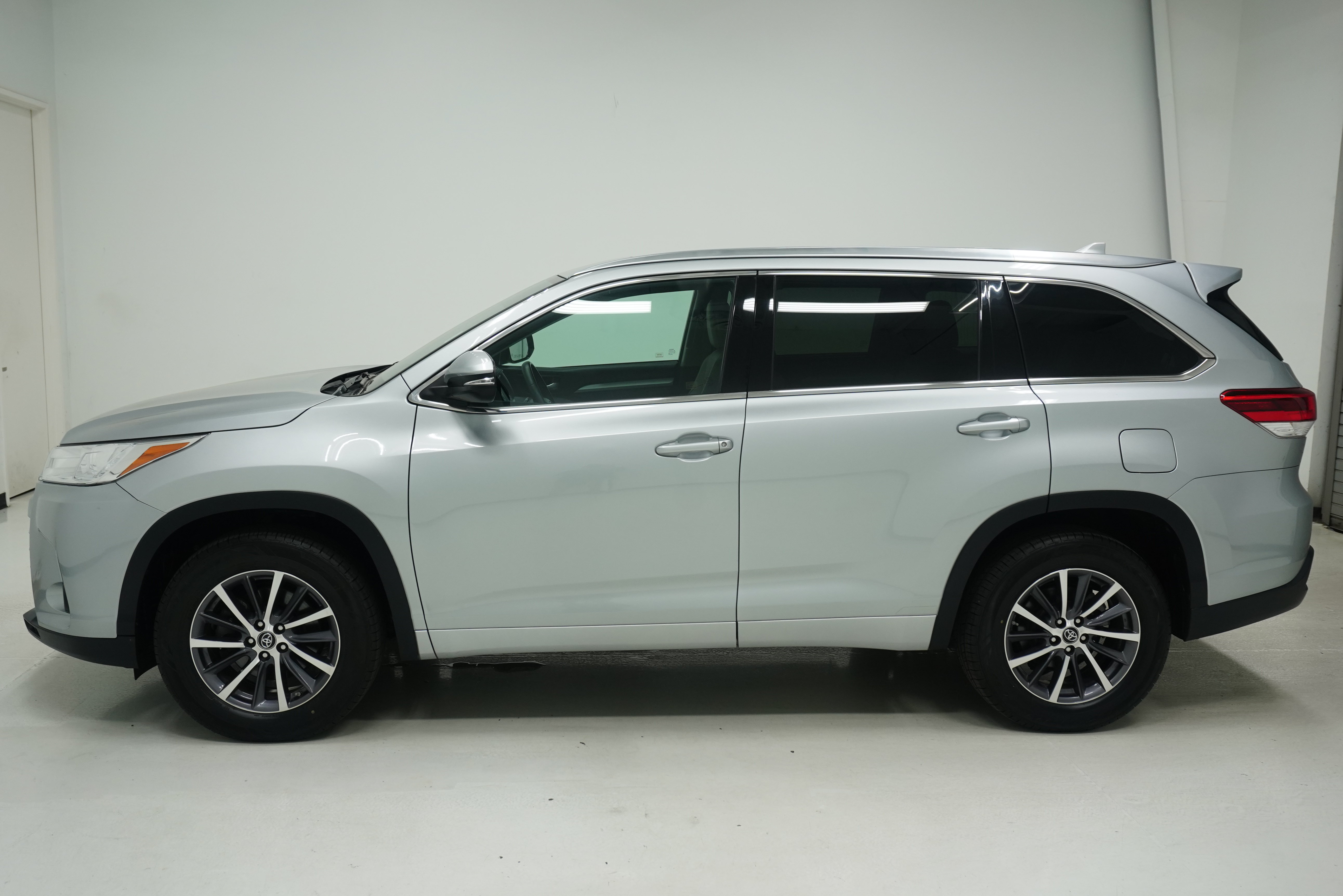 Used 2017 Toyota Highlander XLE FWD image 7