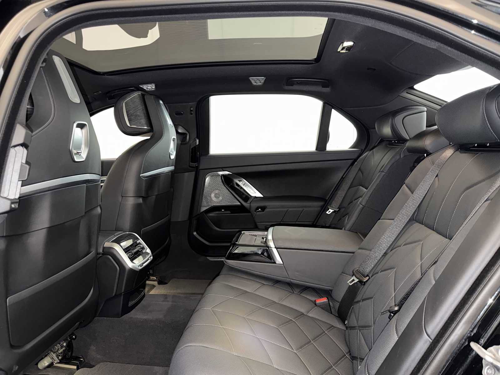 Certified 2023 BMW i7 xDrive60 w/ Executive Package 2 image 21