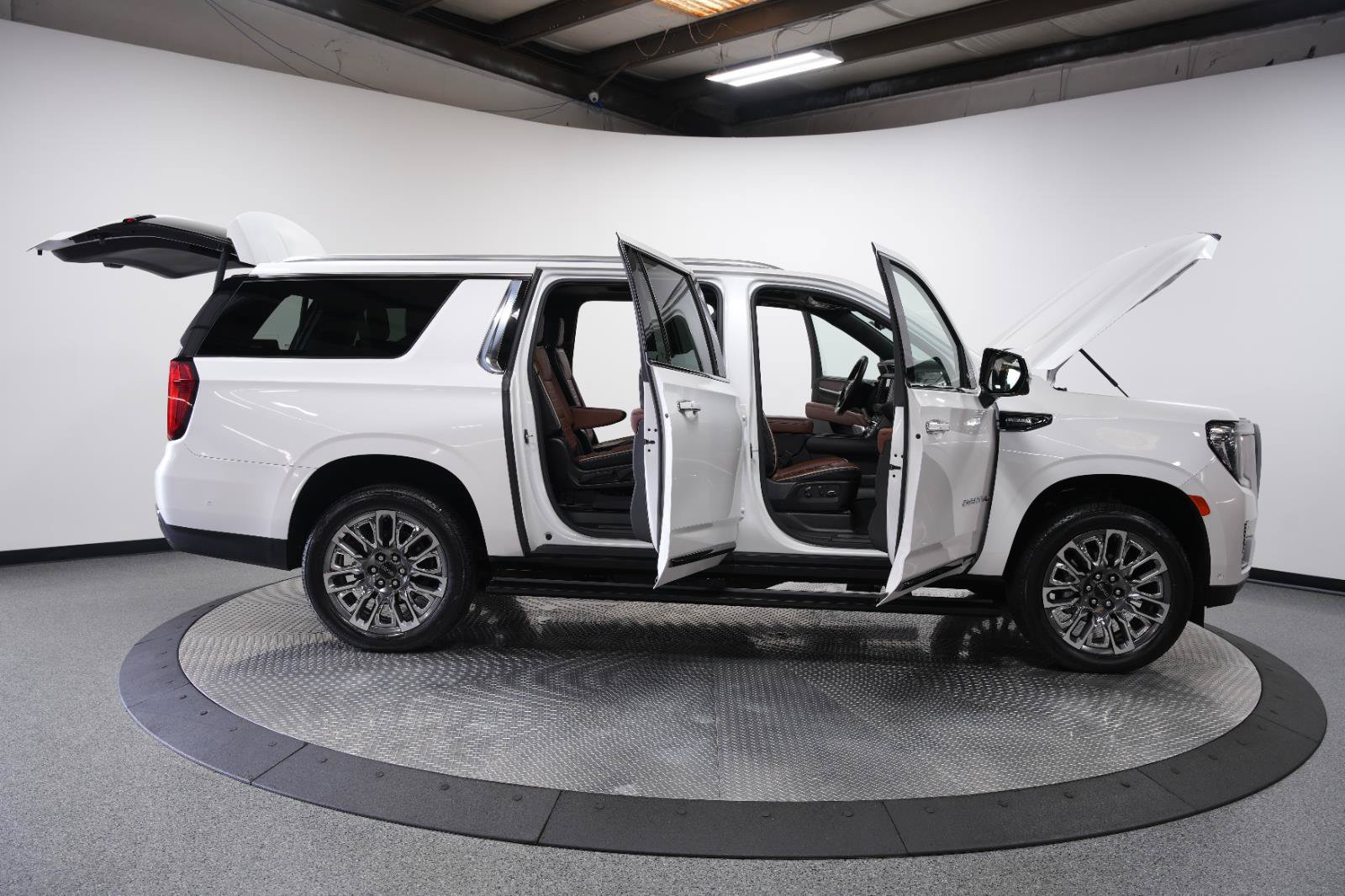 Used 2024 GMC Yukon XL Denali Ultimate AWD/4WD image 11