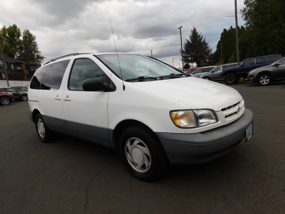 Used 2000 Toyota Sienna LE w/ LE Extra Value Pkg