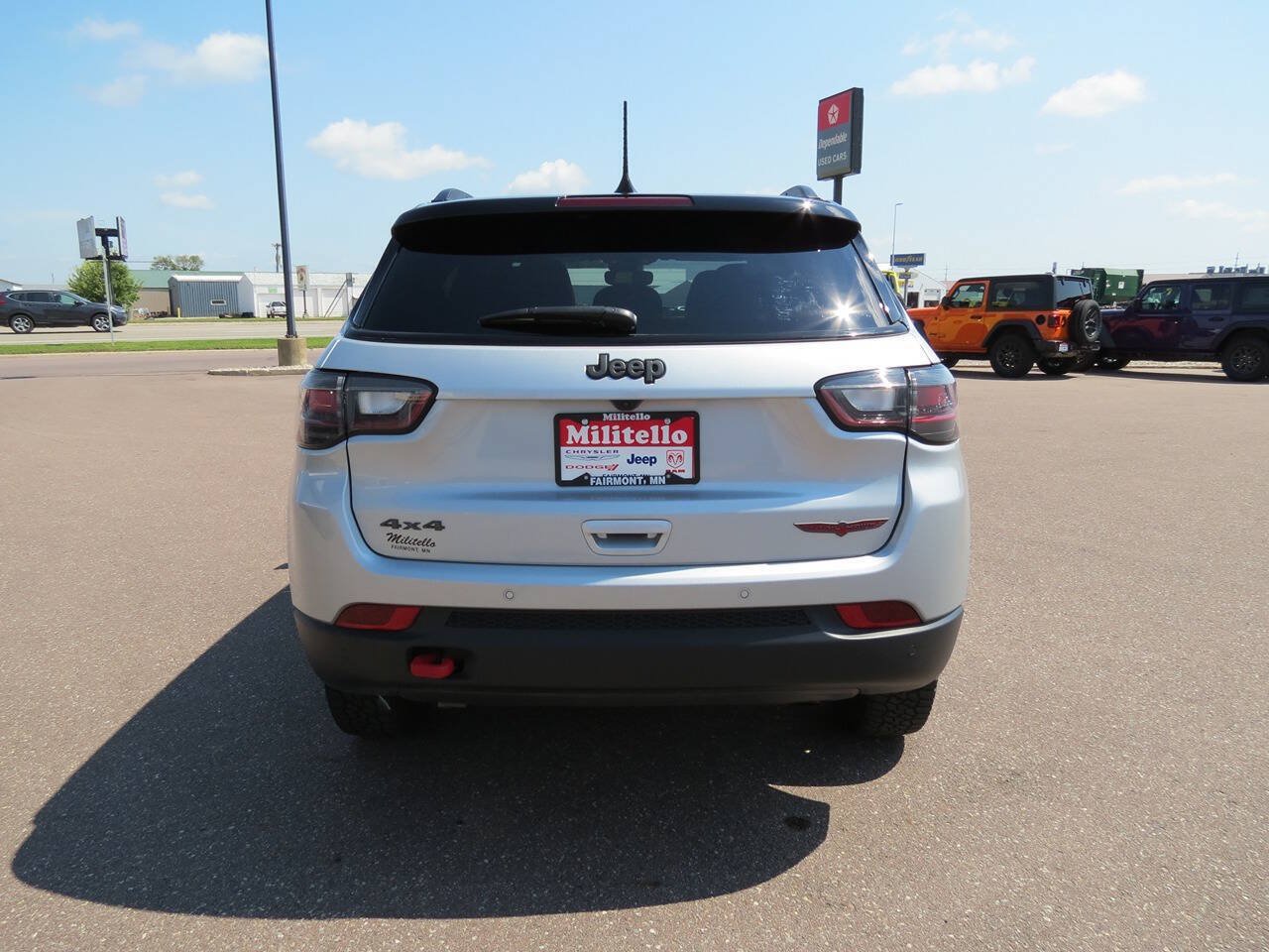 Used 2025 Jeep Compass Trailhawk w/ Trailhawk Elite Group AWD/4WD image 5