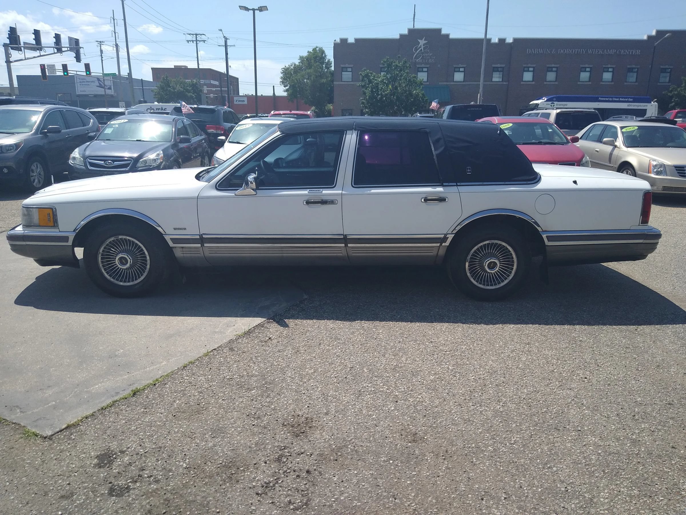 Used 1990 Lincoln Town Car Signature RWD image 4