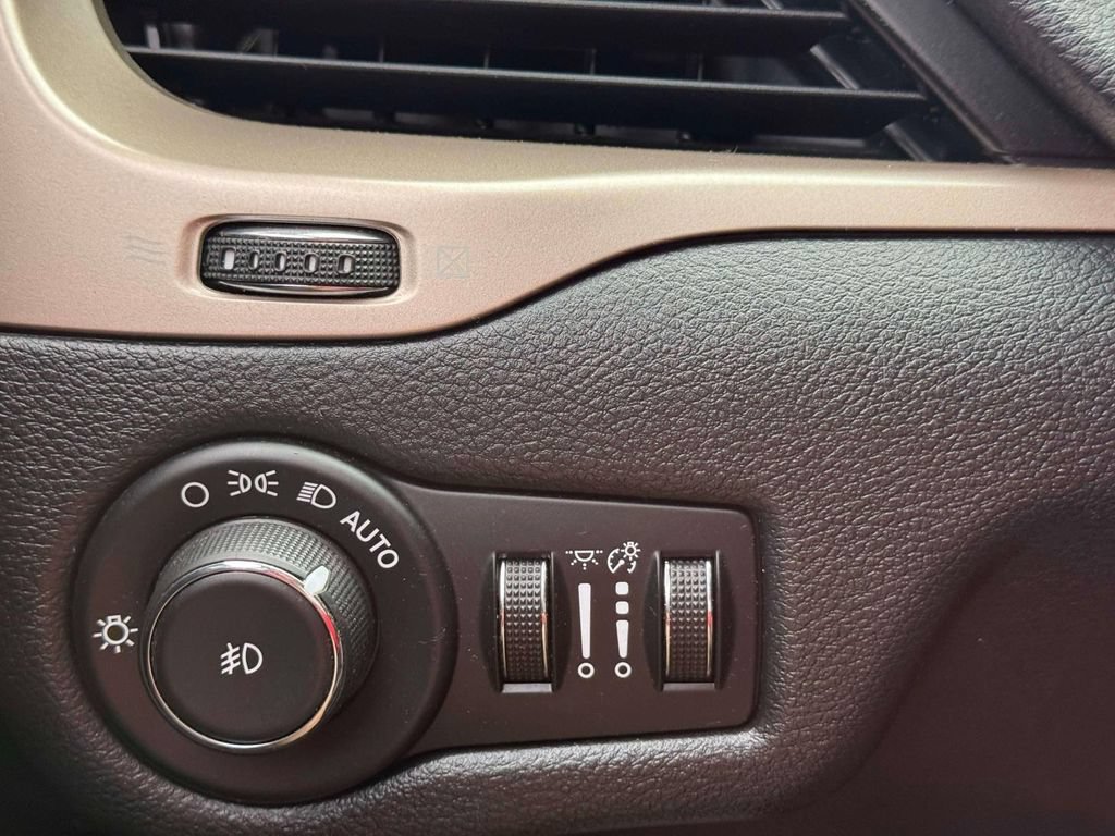 Used 2014 Jeep Cherokee Limited AWD/4WD image 15
