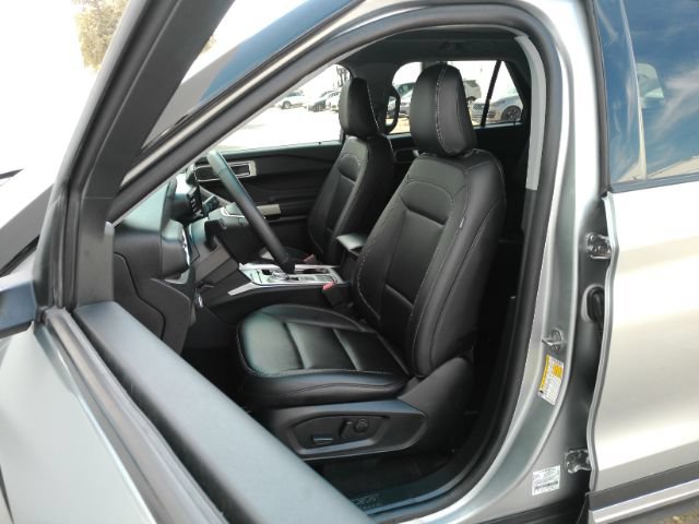Used 2023 Ford Explorer XLT w/ Equipment Group 202A RWD image 6
