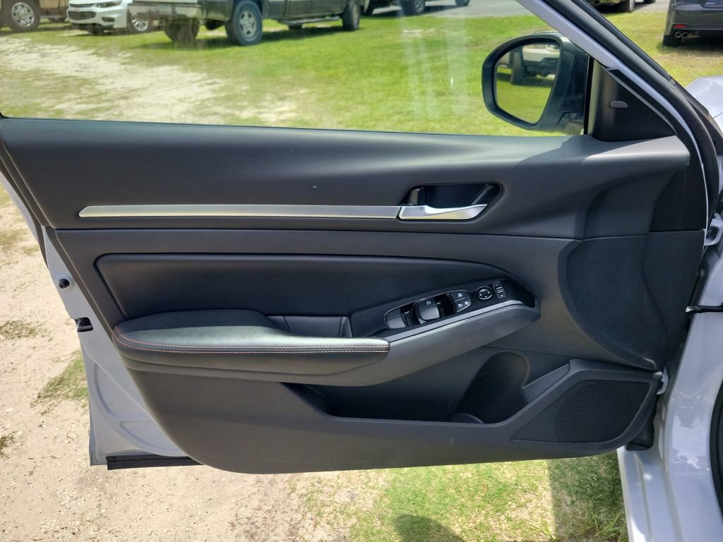 Used 2024 Nissan Altima 2.5 SR FWD image 16