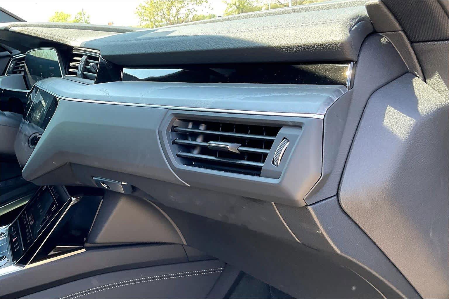Used 2023 Audi e-tron Premium Plus w/ Premium Plus Package image 18