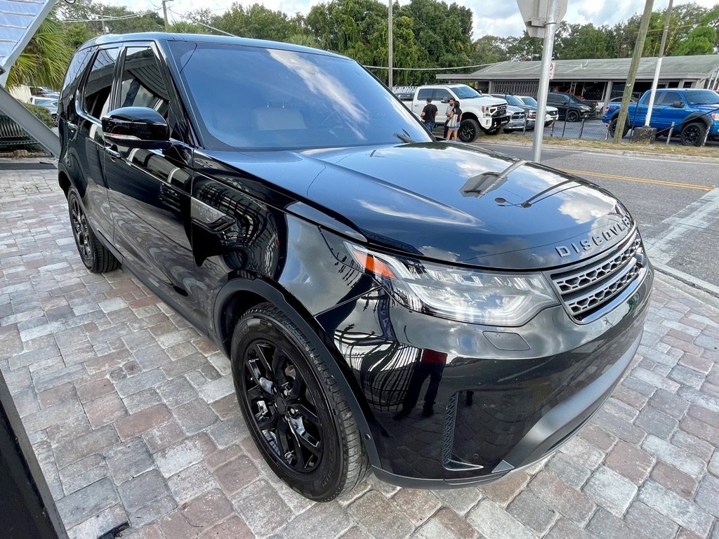 Used 2017 Land Rover Discovery SE image 3