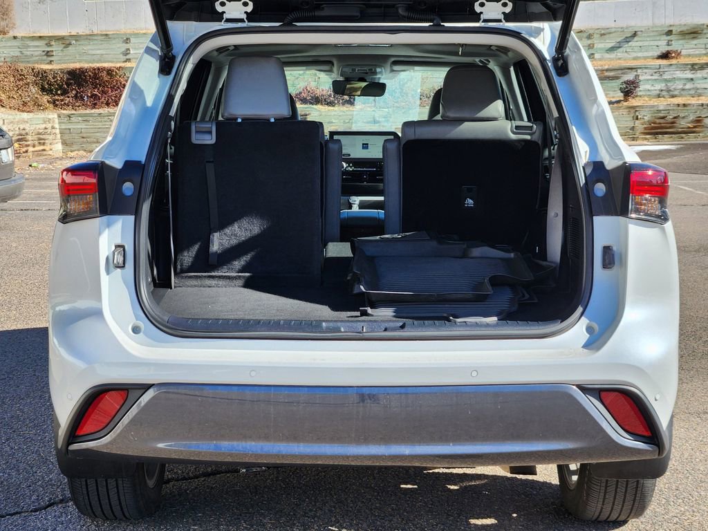 Used 2023 Toyota Highlander Limited image 17