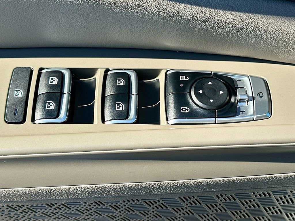 Used 2025 Kia Carnival EX FWD image 18