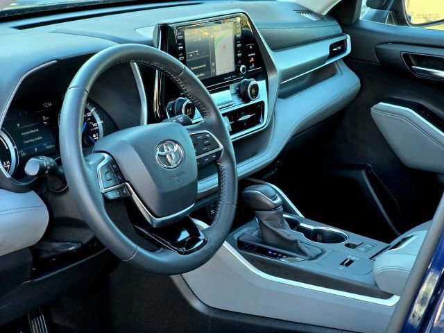 Used 2020 Toyota Highlander XLE AWD/4WD image 11