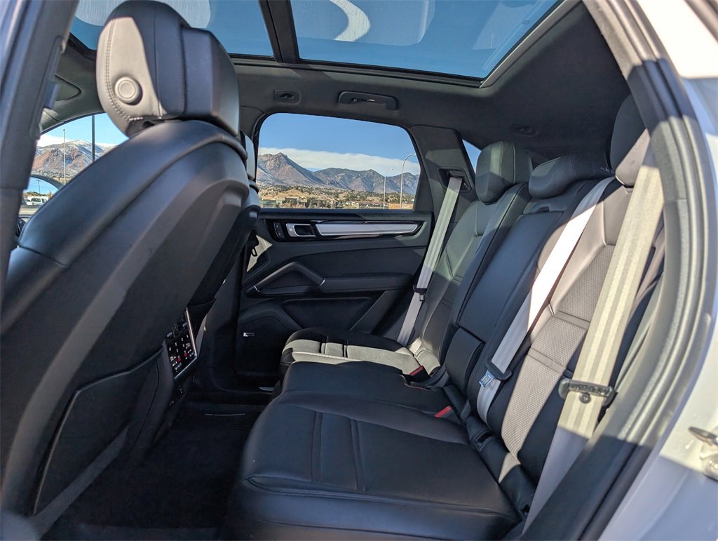 Used 2022 Porsche Cayenne Platinum Edition image 17