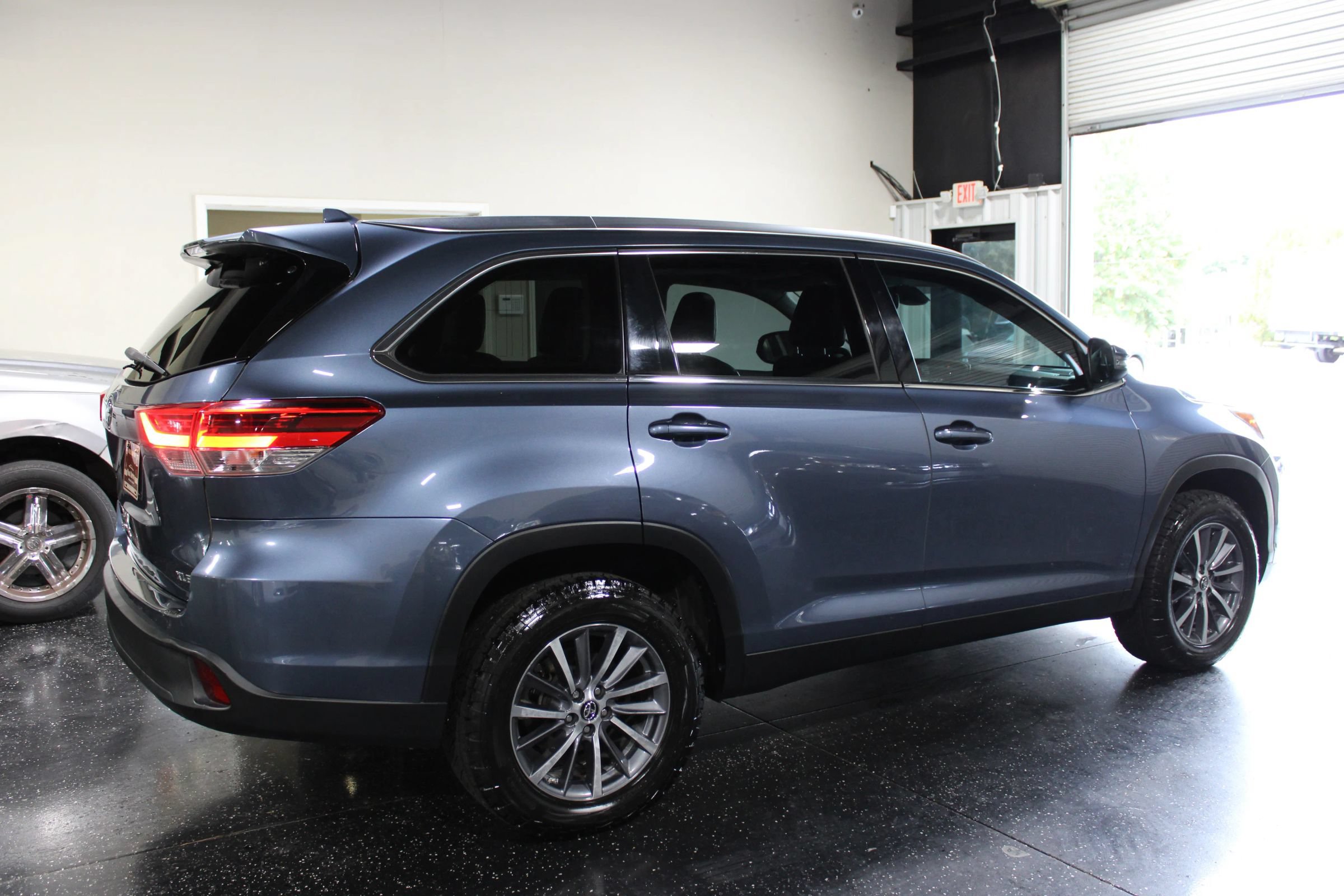 Used 2019 Toyota Highlander XLE FWD image 3
