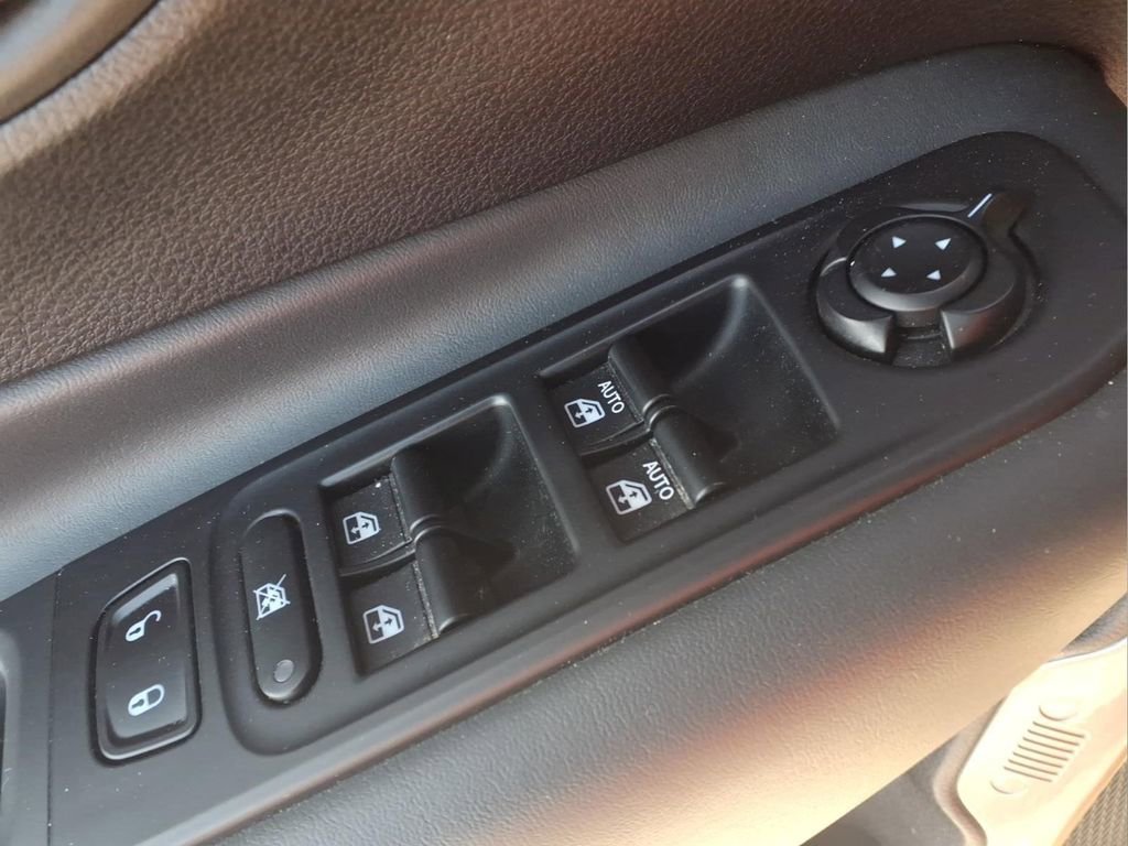 Used 2023 Jeep Renegade Latitude AWD/4WD image 17