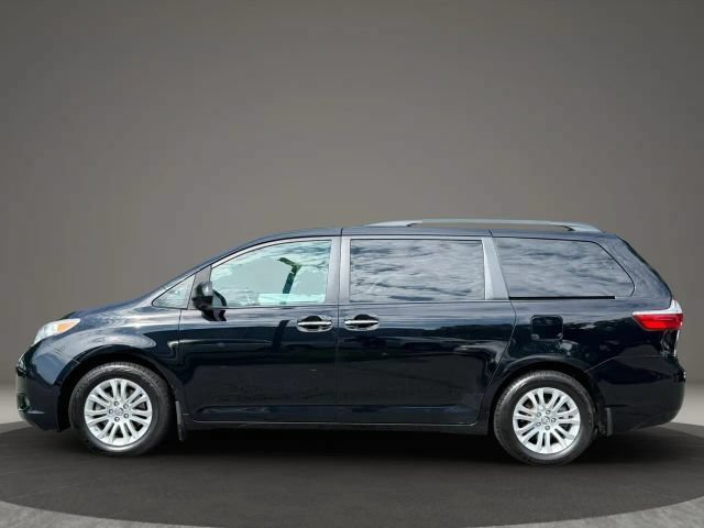 Used 2017 Toyota Sienna XLE w/ XLE Navigation Package FWD image 8