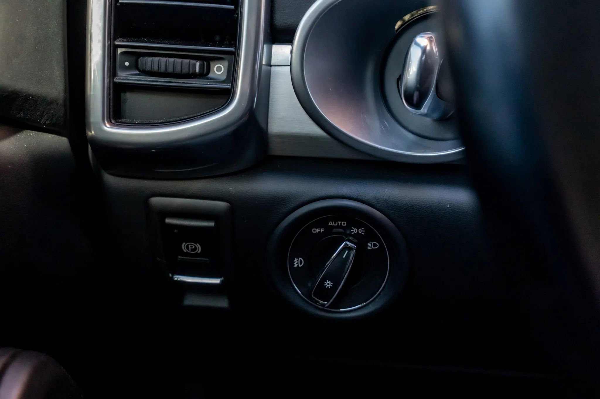 Used 2015 Porsche Cayenne Turbo image 31