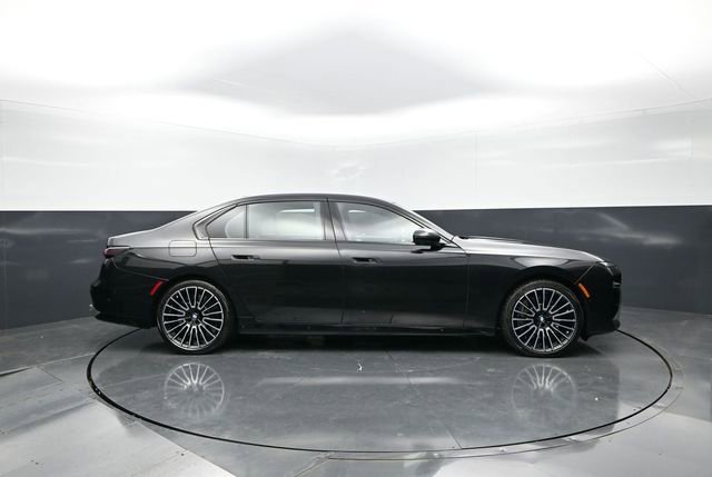Used 2025 BMW 760i xDrive w/ Executive Package AWD/4WD image 3