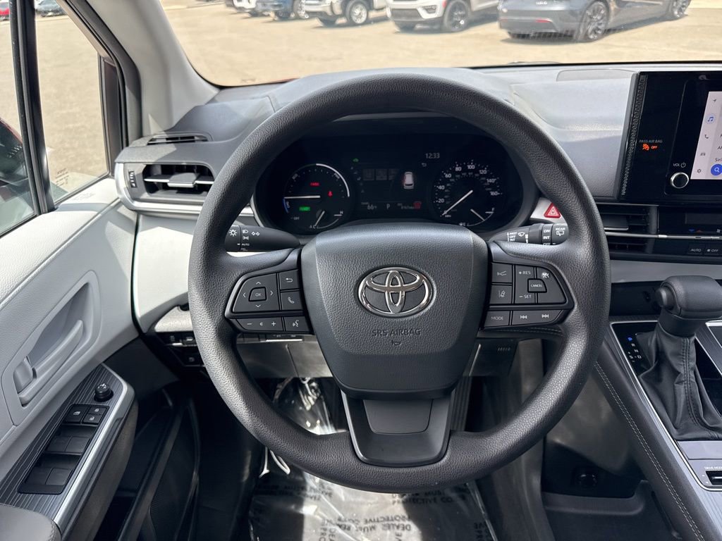 Used 2025 Toyota Sienna LE FWD image 13