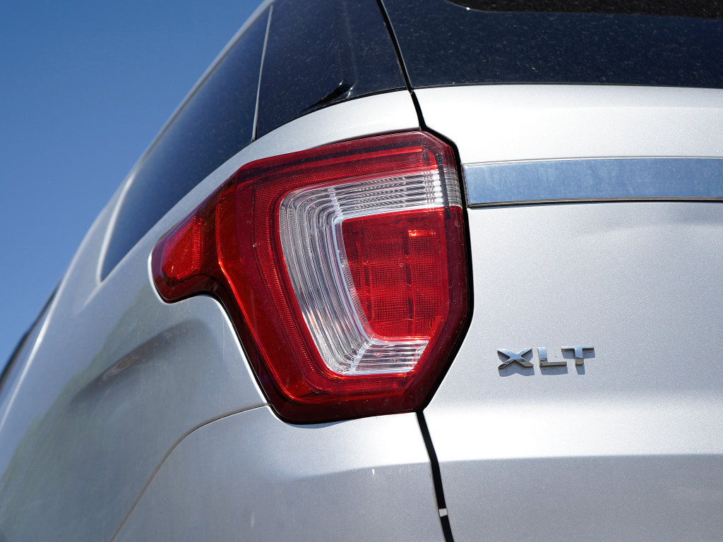 Used 2016 Ford Explorer XLT w/ Equipment Group 201A AWD/4WD image 14