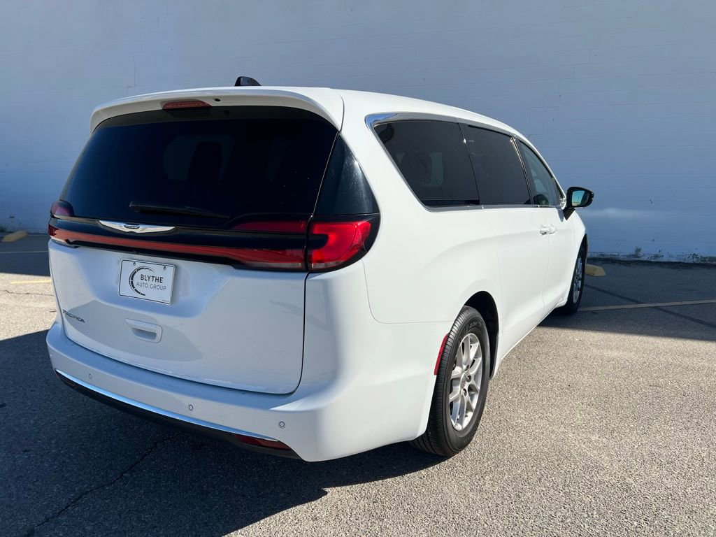 Used 2024 Chrysler Pacifica Touring-L image 5