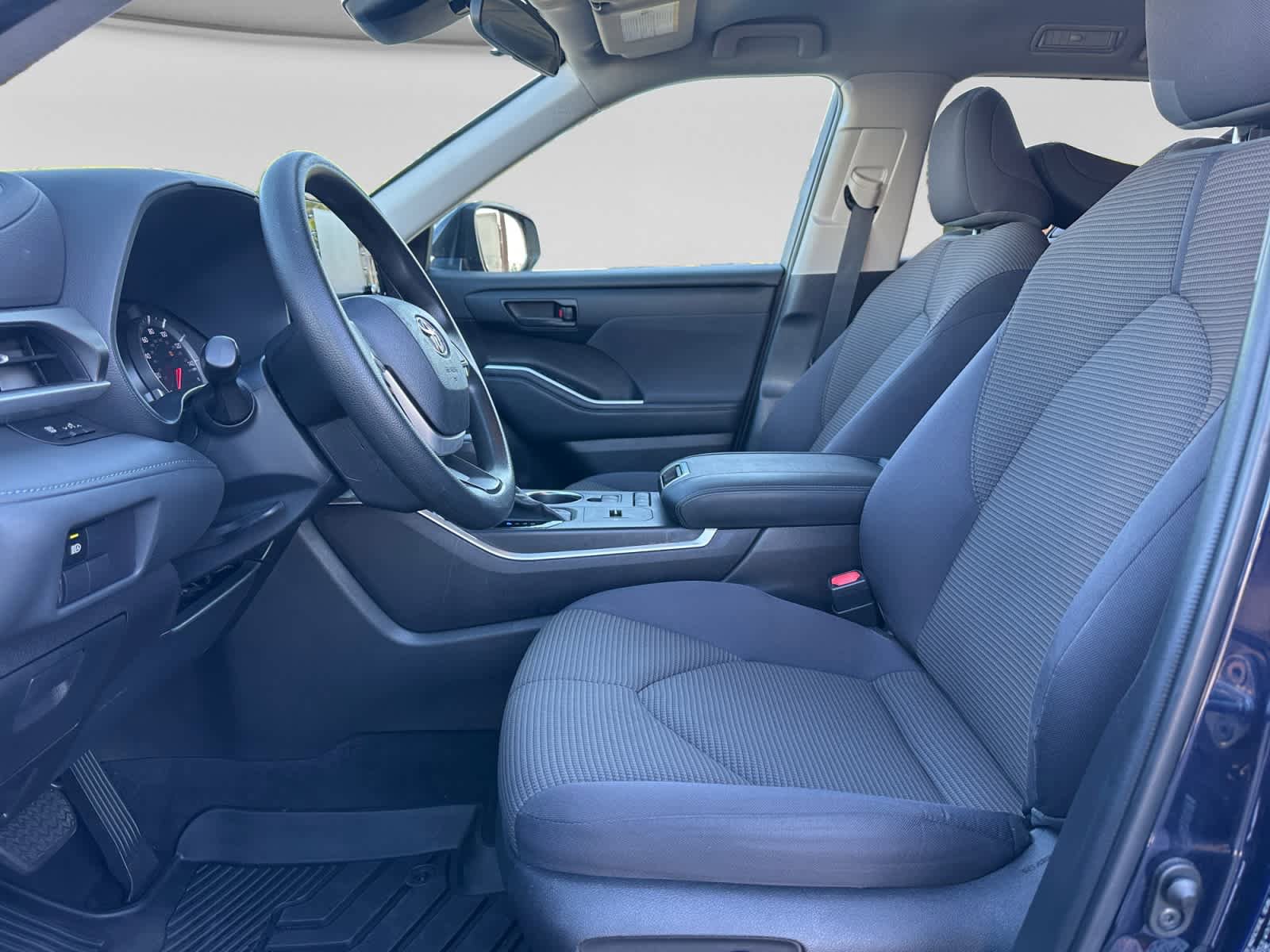 Used 2021 Toyota RAV4 XLE w/ Convenience Package FWD image 10