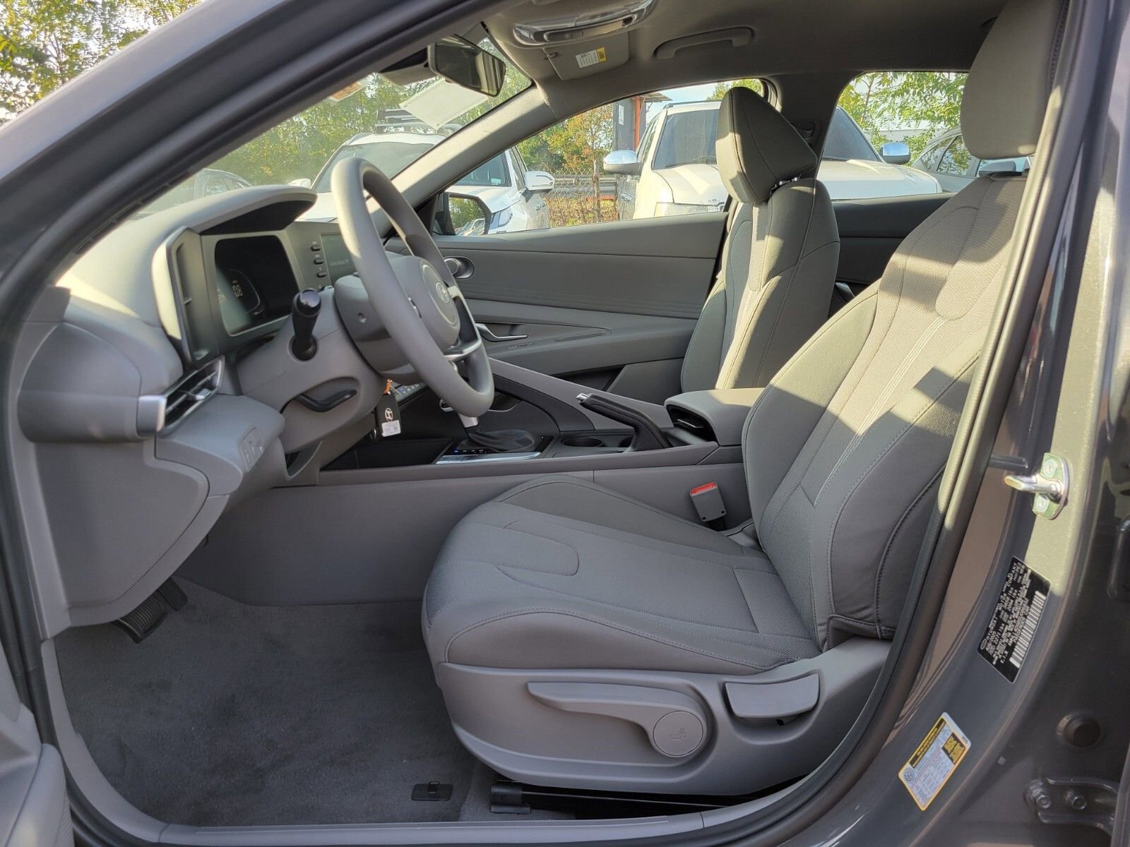 Used 2025 Hyundai Elantra SE image 18