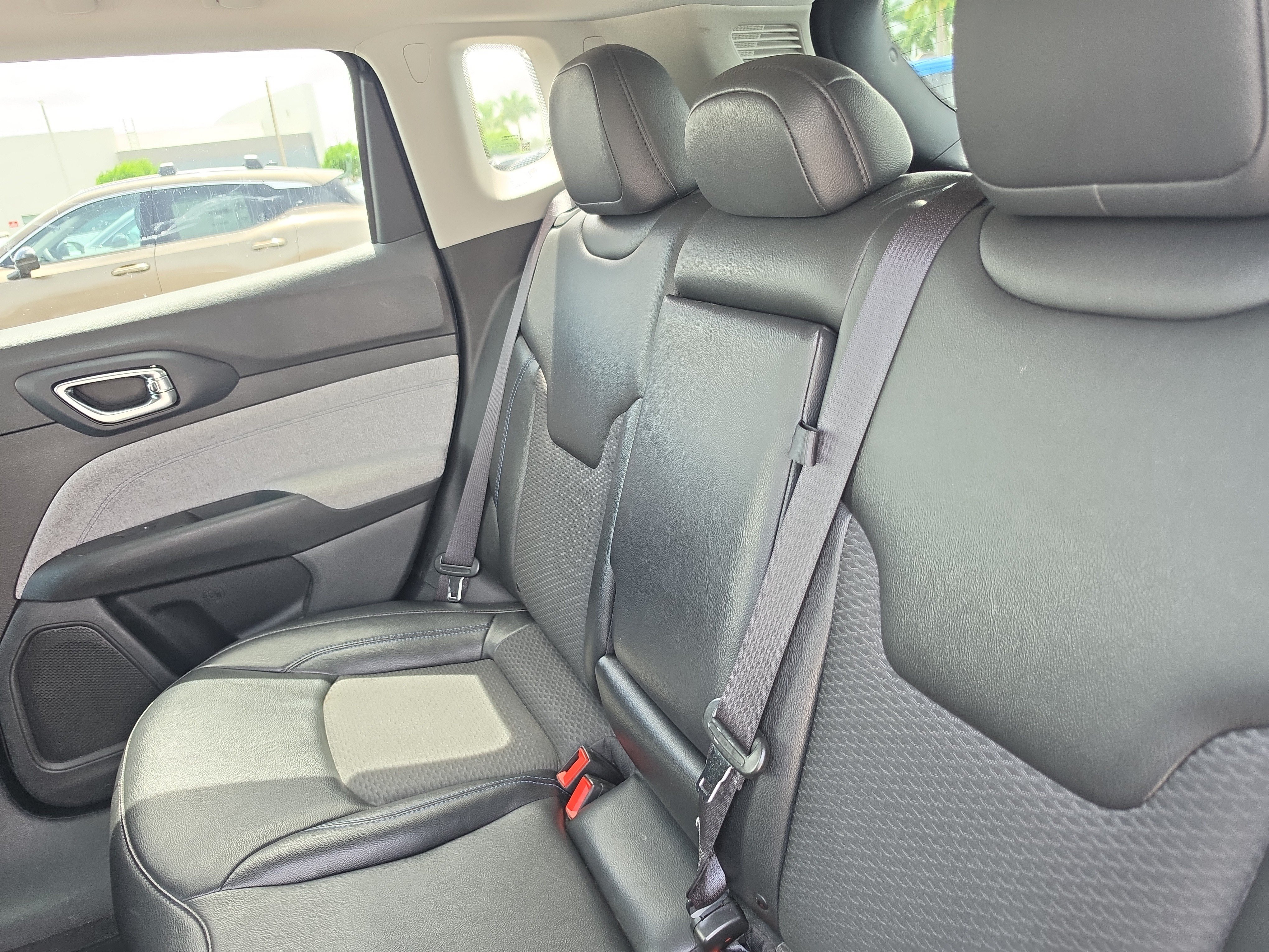 Used 2022 Jeep Compass Latitude FWD image 12