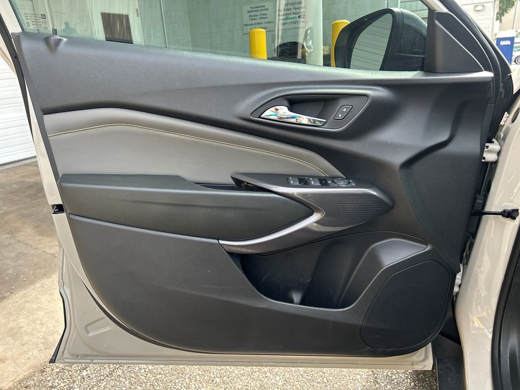 Used 2026 Chevrolet Trax ACTIV w/ Sunroof Package FWD image 9