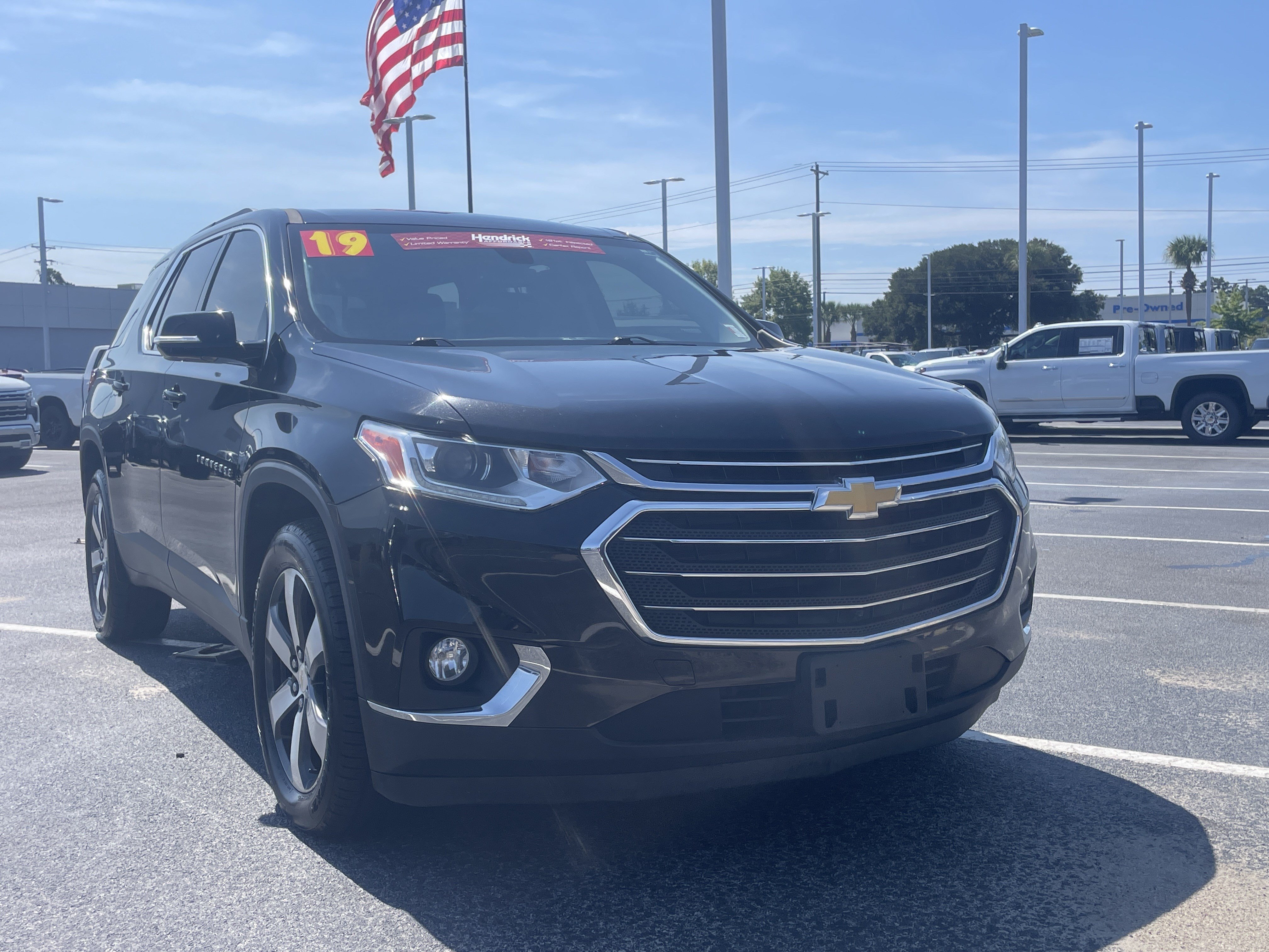 Used 2019 Chevrolet Traverse LT w/ LT Premium Package AWD/4WD image 3