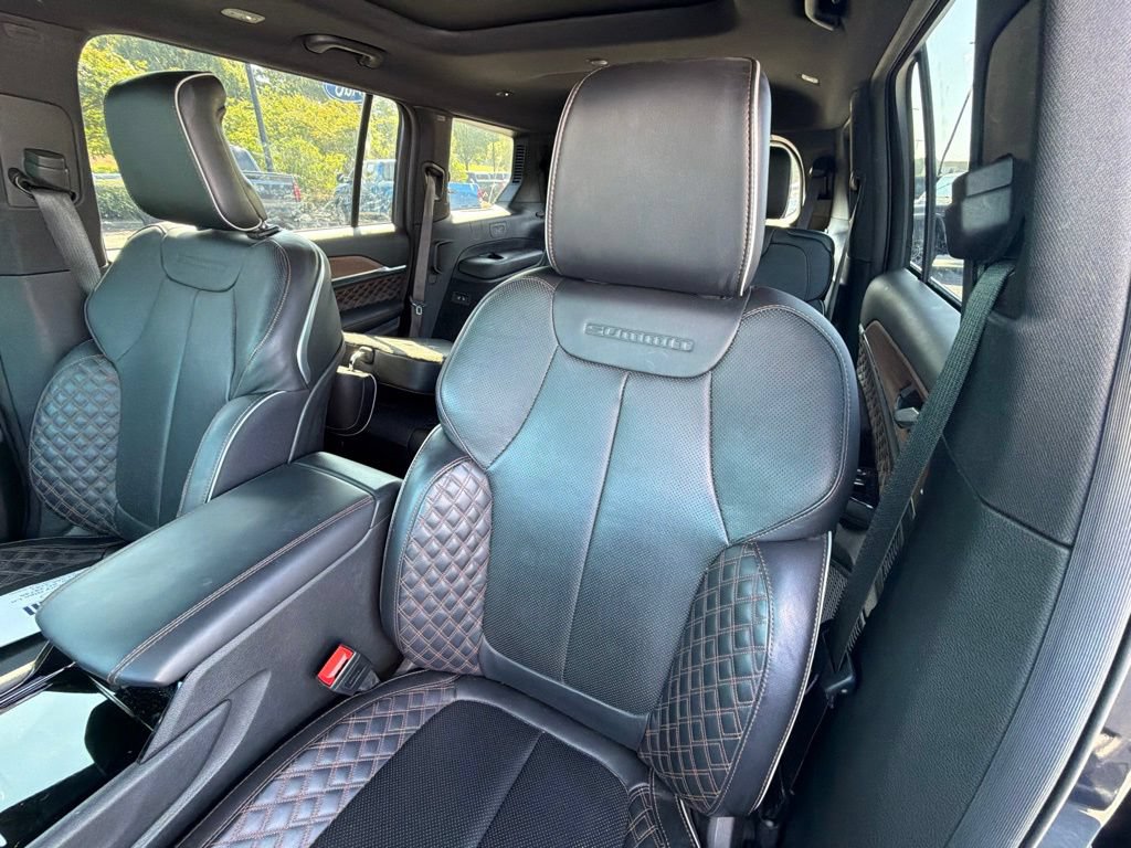 Used 2024 Jeep Grand Cherokee L Summit w/ High Altitude Package AWD/4WD image 8