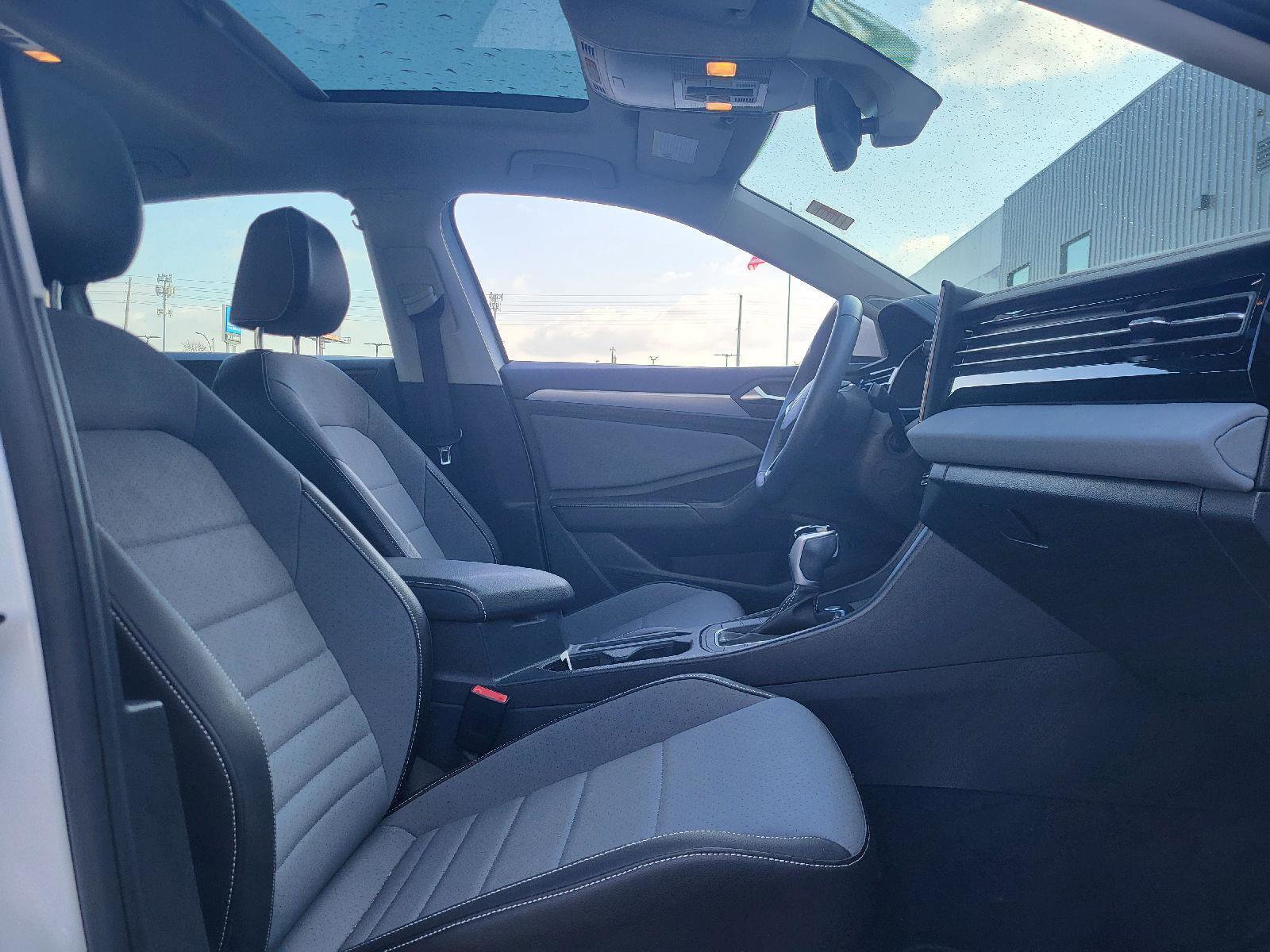 Used 2025 Volkswagen Jetta SE w/ Sunroof Package image 12