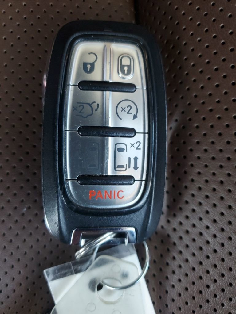 Used 2017 Chrysler Pacifica Limited image 33