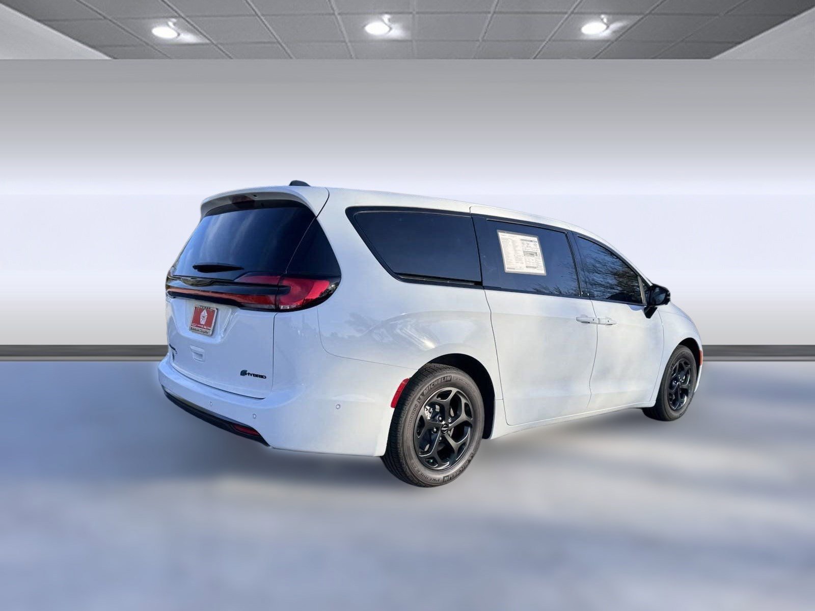 New 2024 Chrysler Pacifica Limited w/ Uconnect Theater Family Group image 7