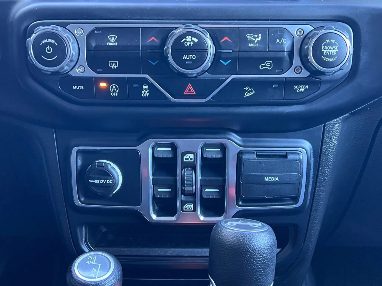 Used 2020 Jeep Wrangler Unlimited Sahara w/ Uconnect 4C Nav & Sound Group AWD/4WD image 23