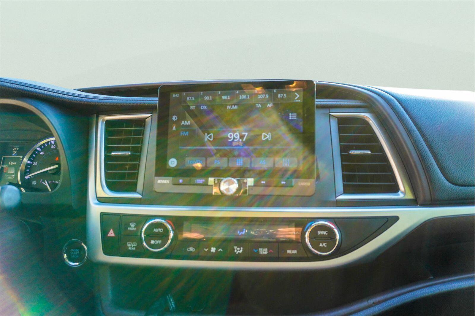 Used 2014 Toyota Highlander Limited Platinum FWD image 26