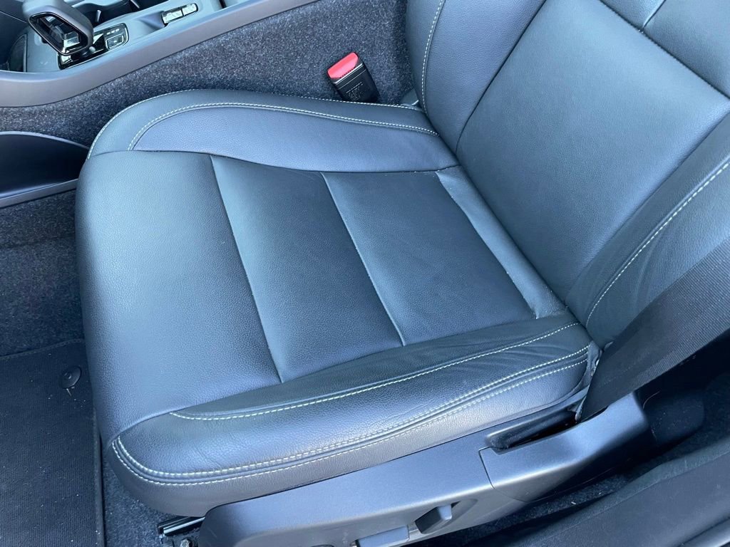 Used 2025 Volvo XC40 B5 Core image 24