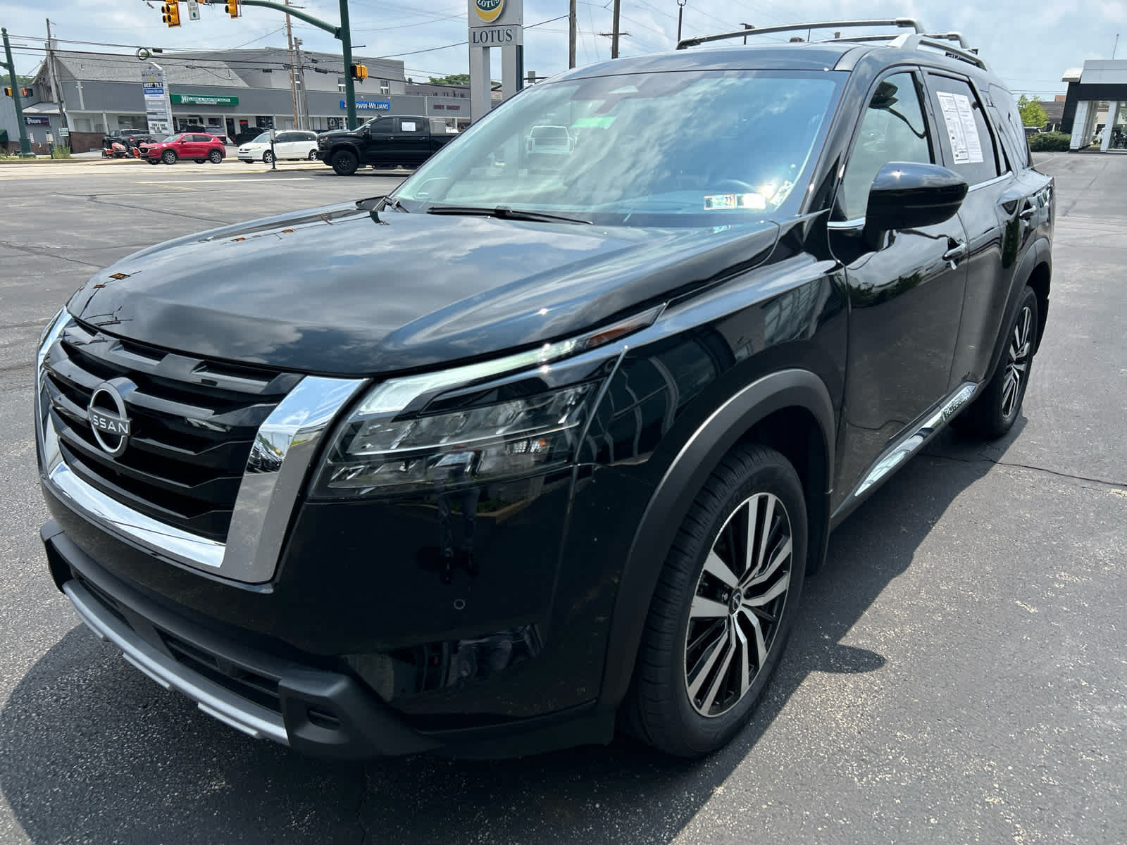 Certified 2025 Nissan Pathfinder Platinum AWD/4WD image 11