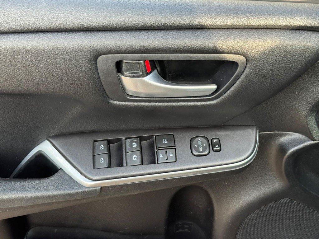 Used 2016 Toyota Camry SE FWD image 18