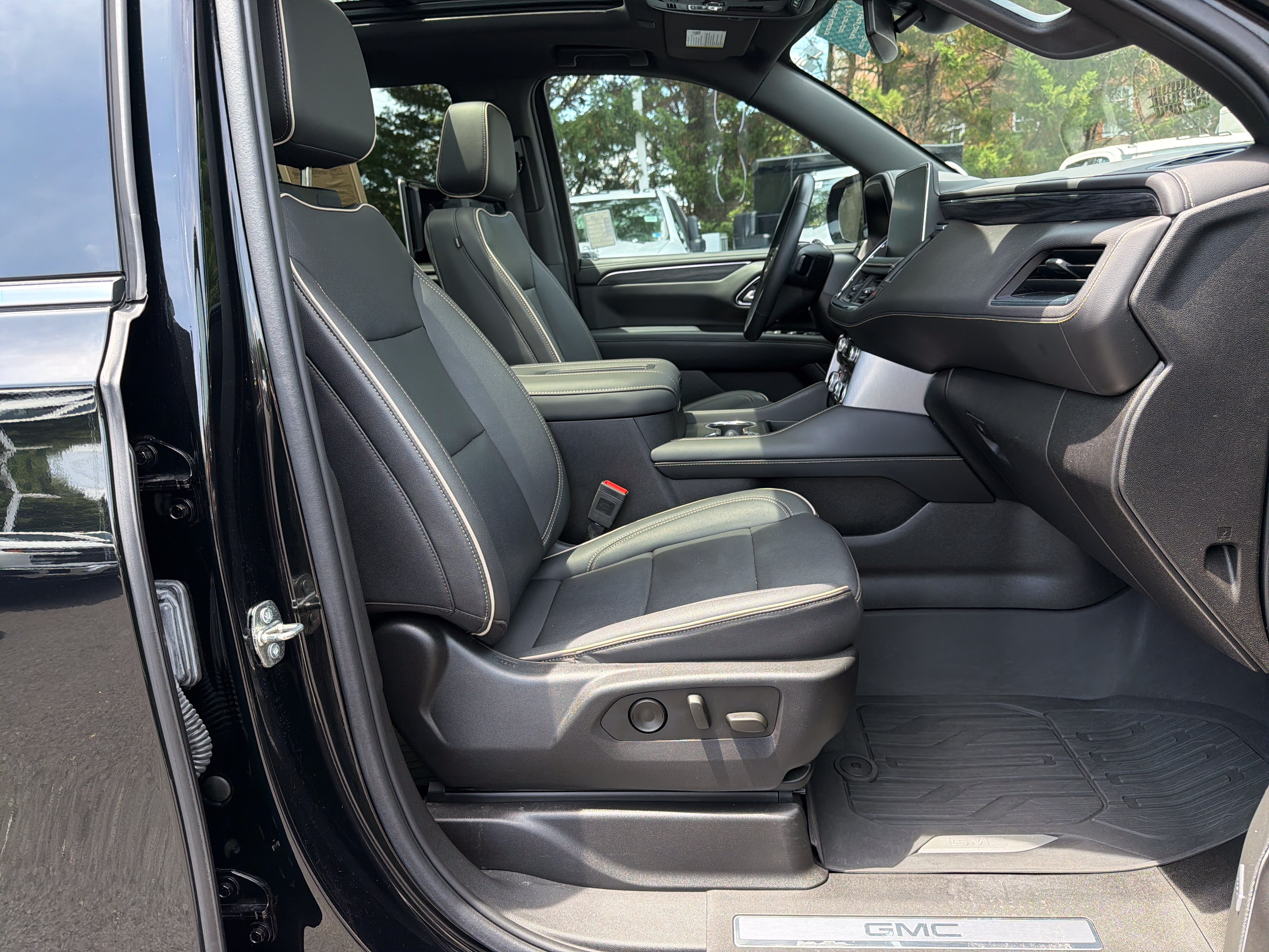 Used 2023 GMC Yukon SLT w/ SLT Luxury Package AWD/4WD image 35