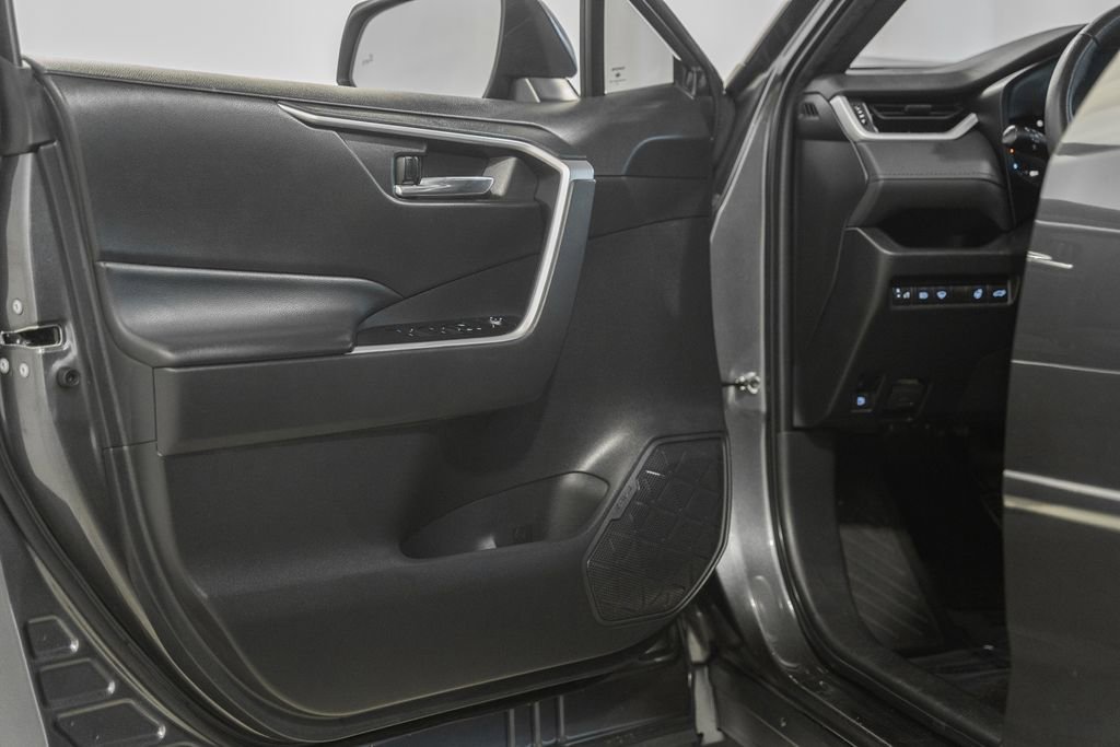 Used 2022 Toyota RAV4 SE w/ Convenience Package image 39