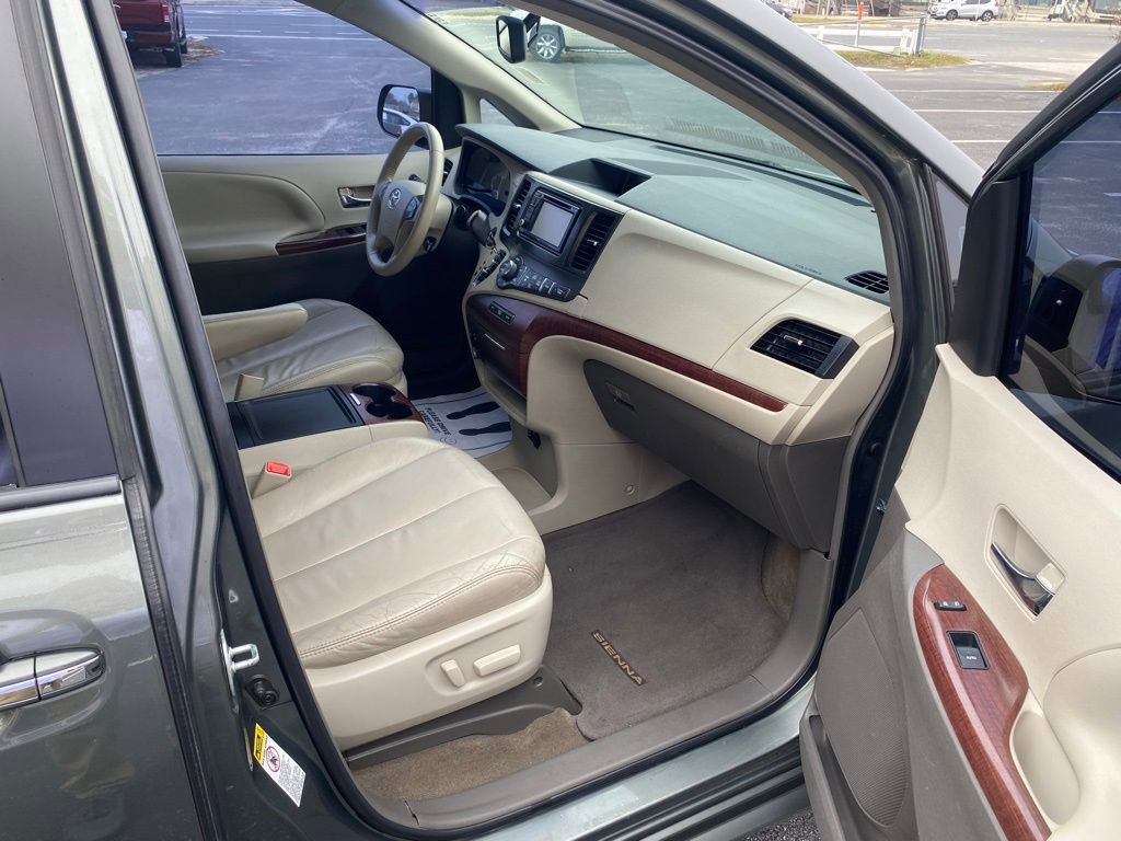 Used 2014 Toyota Sienna XLE image 11