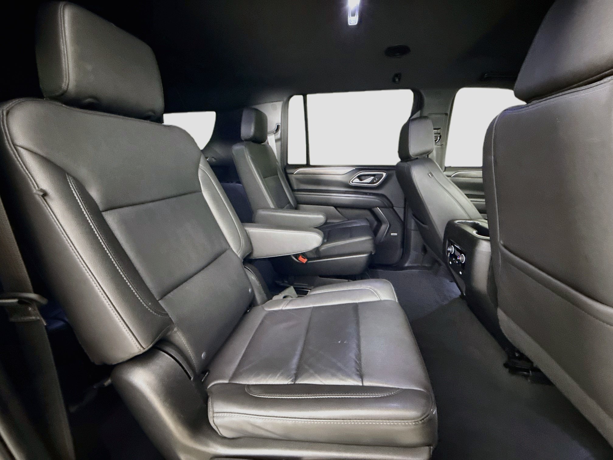 Used 2024 Chevrolet Suburban LT RWD image 30