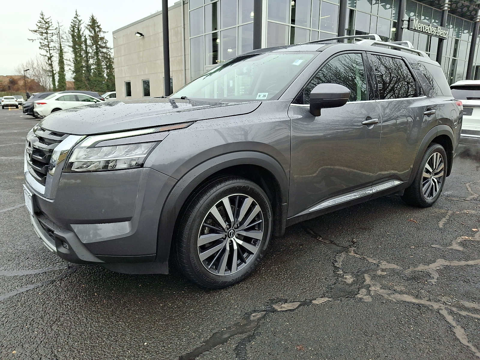 Used 2022 Nissan Pathfinder Platinum AWD/4WD image 3