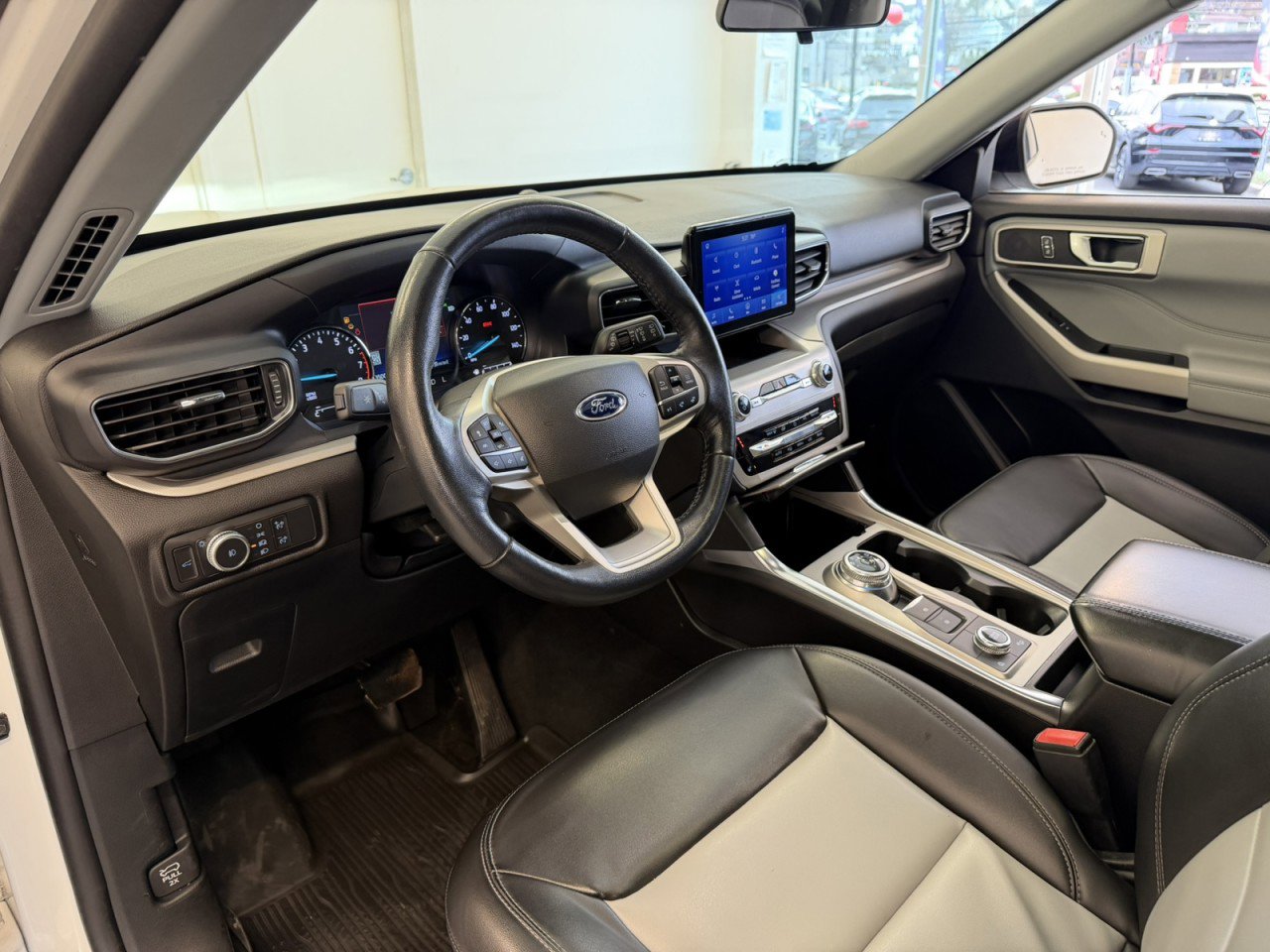 Used 2022 Ford Explorer XLT w/ Equipment Group 202A AWD/4WD image 24