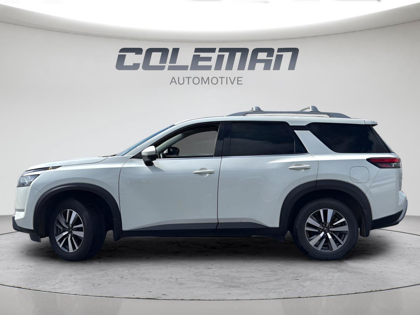 Used 2024 Nissan Pathfinder SL FWD image 2