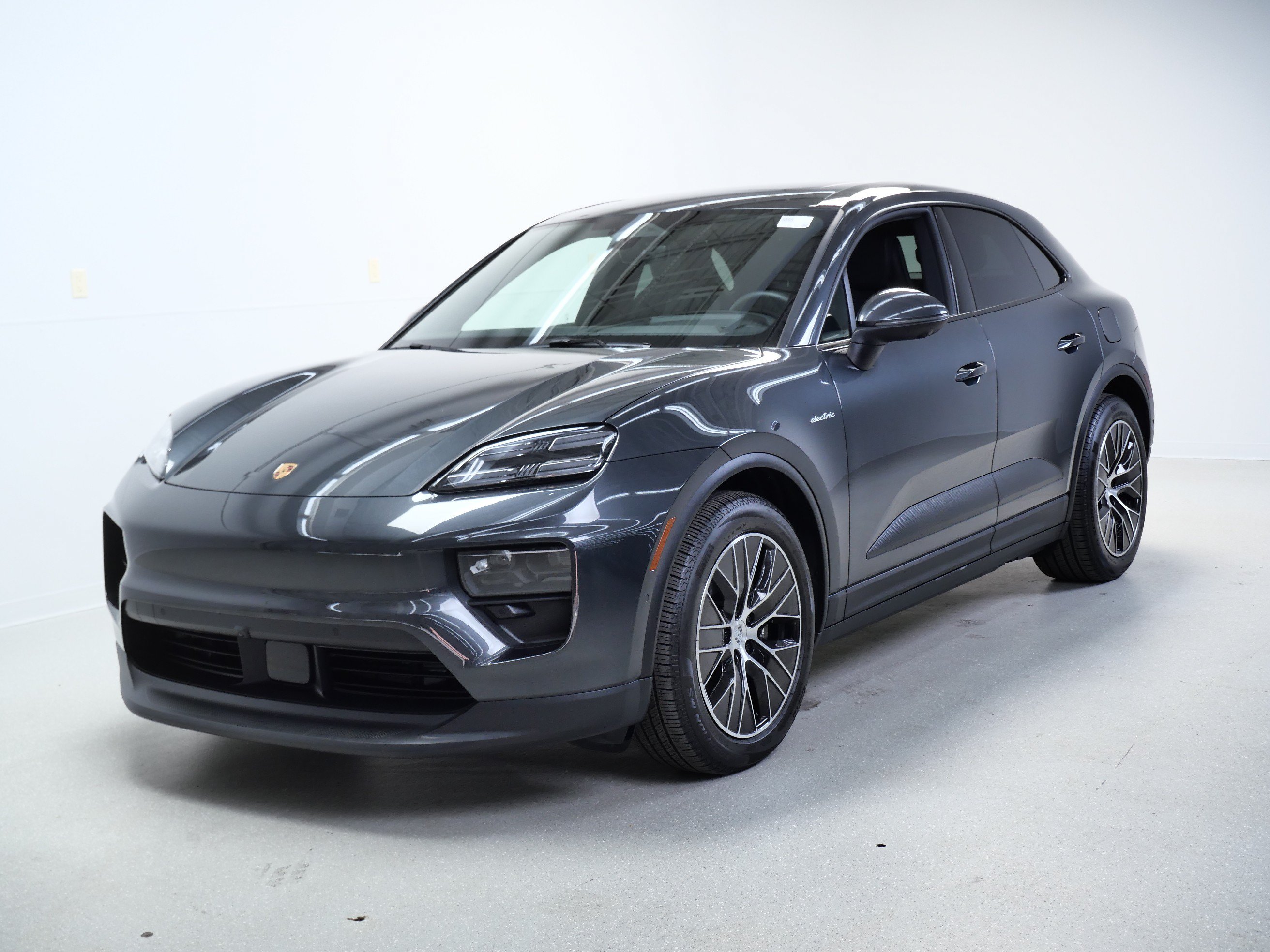 Used 2025 Porsche Macan 4 Electric w/ Premium Package AWD/4WD image 9