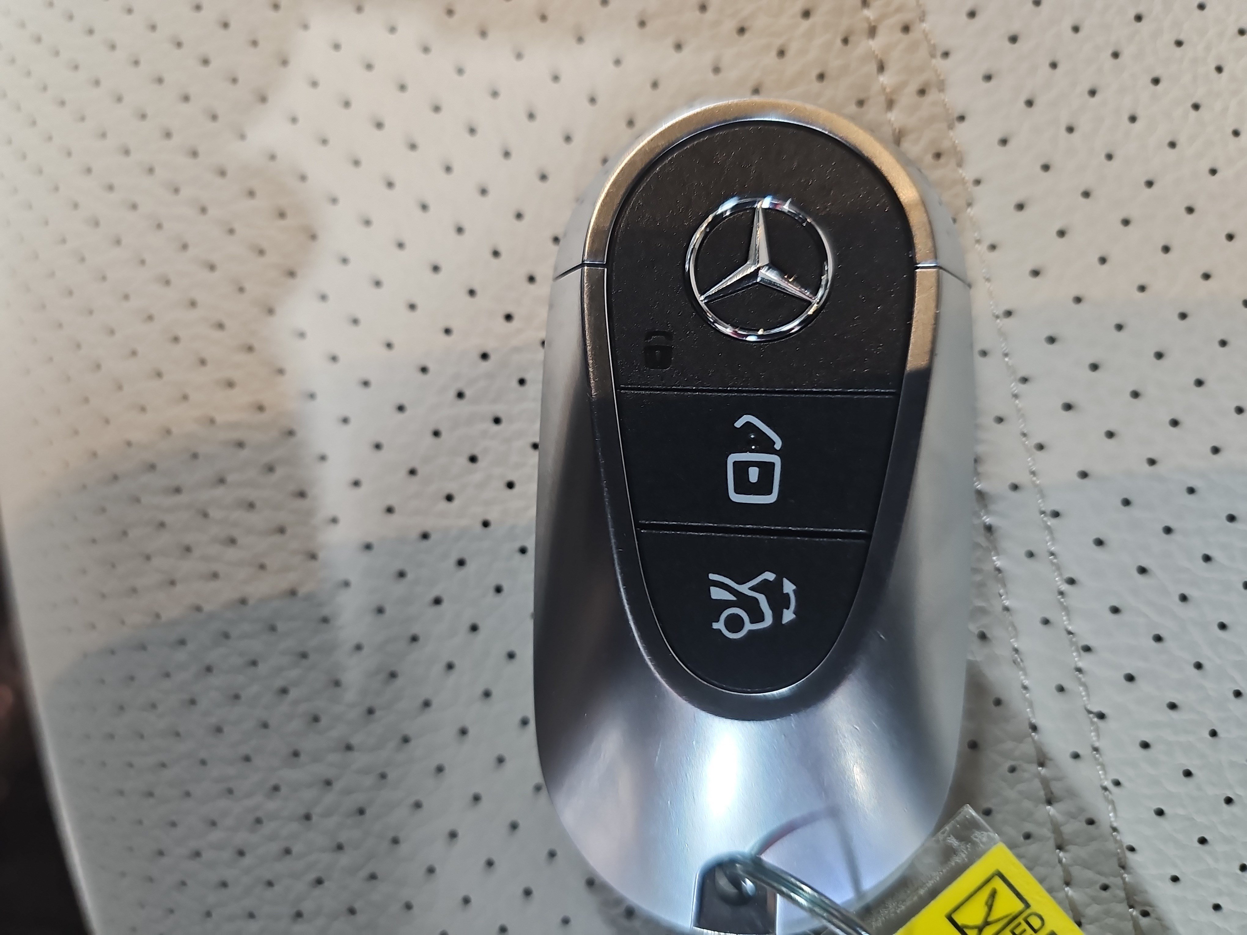 Used 2025 Mercedes-Benz GLC 300 4MATIC image 36